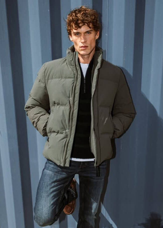 Homme portant un jean bleu slim avec patch fleuri sur la cuisse