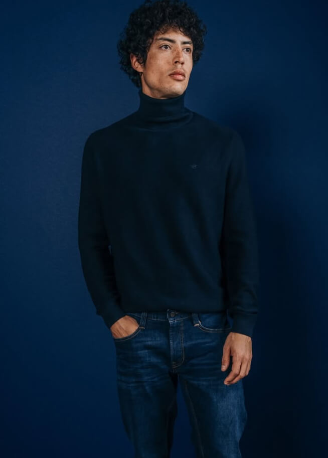 Baskets vertes et blanches portées avec pantalon rouge, style urbain